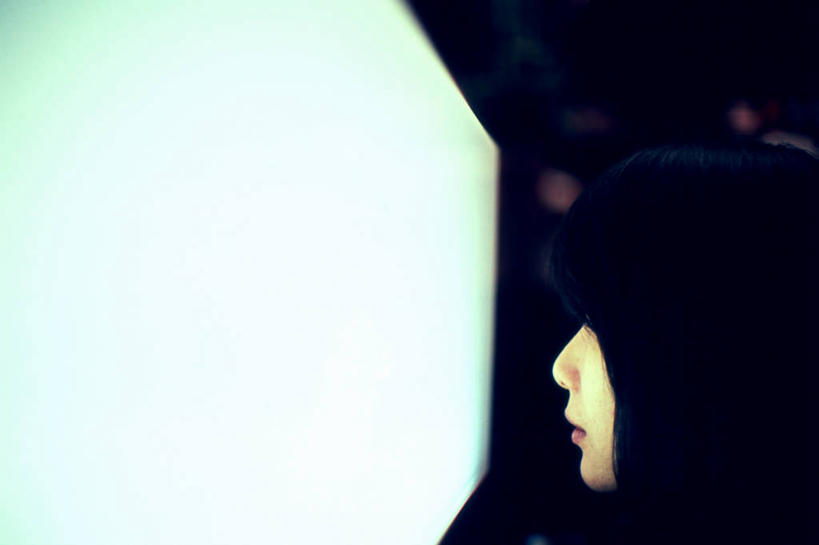 成年人,一个人,横图,留白,侧面,泰国,仅一个年轻女性,仅一个女性,仅一个人,屏幕,看,思考,人体,摄影,照亮,梦想,印度支那,想法,年轻女性,女人,女性,年轻人,彩图