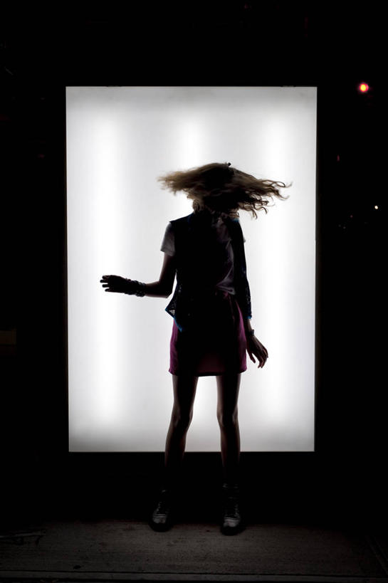 儿童,少年,一个人,竖图,室外,夜晚,纯洁,纽约,美国,仅一个男性,仅一个年轻女性,仅一个女性,仅一个人,长方形,仅一个年轻男性,小孩,白色,黑色,手势,可爱,童年,童趣,摄影,照亮,肖像,剪影,苗条,童真,烂漫,无邪,迷你裙,布鲁克林,天真,男人,男性,年轻男性,年轻女性,女人,女性,孩子,彩图,公共汽车站,打手势,乱发