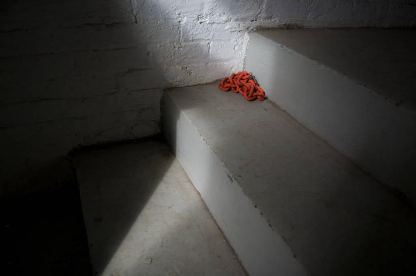 无人,横图,俯视,白天,日光,美国,混凝土,台阶,摄影,铁环,锁链,链条,简单,束缚,限制,约束,想法,彩图,高角度拍摄