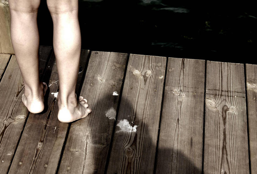 腿,一个人,站,横图,室外,建材,湖,建筑,瑞典,阴影,材料,木板,木材,木柴,背面,赤脚,放松,平衡,人体,摄影,建造,木料,部分,简单,足,斯堪狄纳维亚半岛,马尔默,年轻人,休闲活动,彩图
