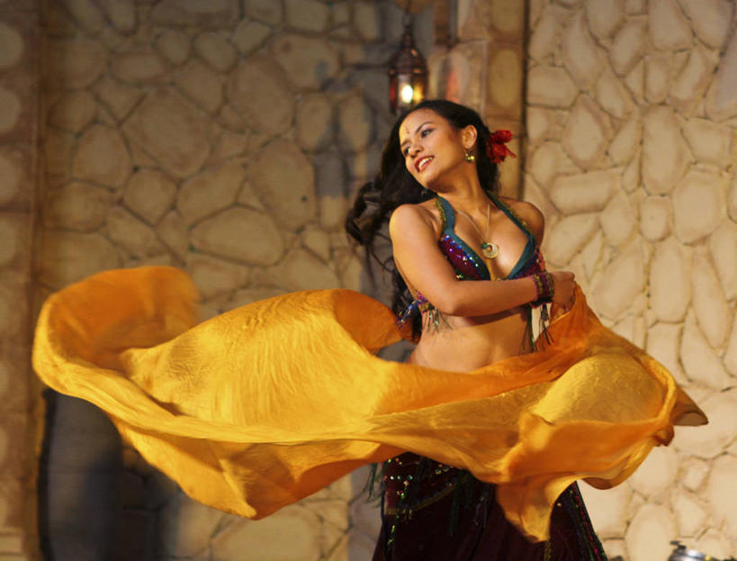 成年人,中年人,头发,一个人,跳舞者,横图,室内,仰视,性感,菲律宾,仅一个女性,仅一个人,表演,首都,石墙,扮演,黑色,仅一个中年女性,摄影,面纱,演出,高雅,优美,近景,技能,马尼拉,尤物,老年男性,女人,女性,中年女性,长发,卷发,舞蹈家,舞蹈演员,舞者,彩图,低角度拍摄,舞蹈,马卡蒂