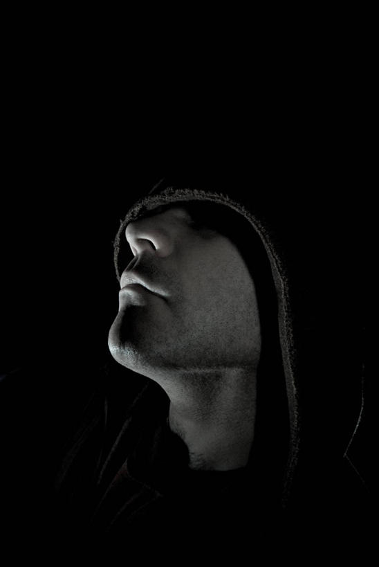 成年人,中年人,头,下巴,一个人,竖图,黑白,骄傲,信心,美国,仅一个男性,仅一个人,仅一个中年男性,黑色背景,遮,遮掩,摄影,掩盖,遮挡,肖像,遮盖,掩饰,男人,男性,中年男性,头部,影棚拍摄,风帽,胡茬,态度