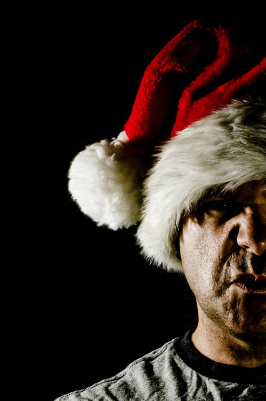 成年人,中年人,脸,头,脸颊,一个人,竖图,特写,美国,仅一个男性,仅一个人,仅一个中年男性,黑色背景,生气,扭曲,T恤,休闲装,肩膀,圣诞帽,摄影,悲伤,伤心,难过,肖像,悲哀,哀痛,悲戚,悲痛,男人,男性,中年男性,头部,脸部,脸蛋,面部,彩图,暗调