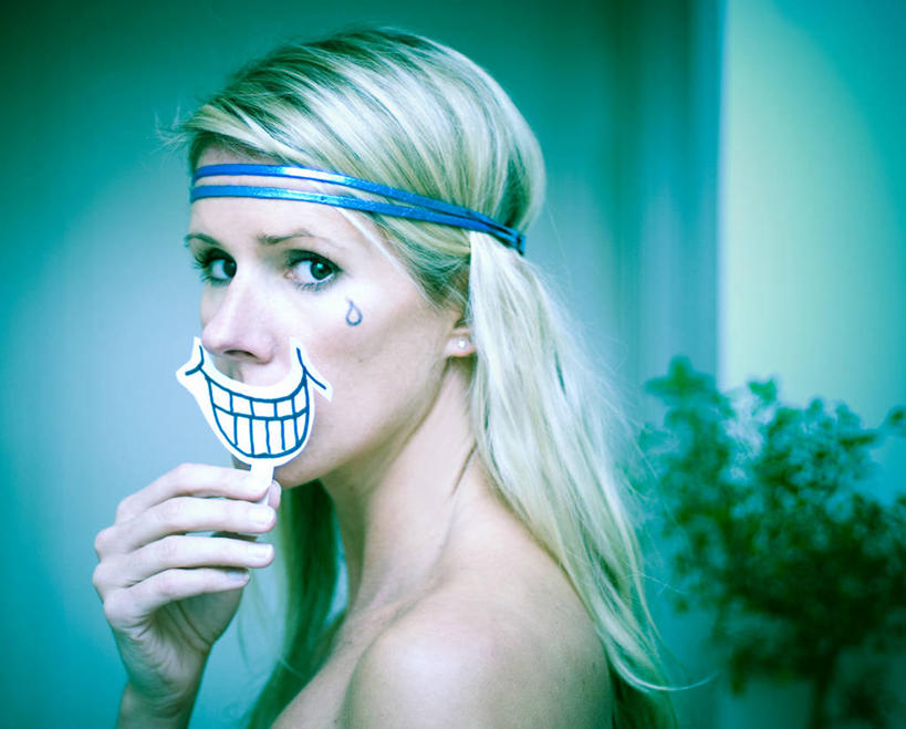 成年人,中年人,头发,一个人,横图,室内,白天,英国,欧洲,伦敦,仅一个女性,仅一个人,覆盖,束发带,首都,拿着,英格兰,裸露,仅一个中年女性,金色,眼泪,摄影,笑脸,西欧,北欧,痛苦,肖像,裸,大不列颠,大不列颠及北爱尔兰联合王国,大不列颠及爱尔兰联合王国,悲哀,雾都,英吉利,大伦敦,温布尔登,温布尔顿,女人,女性,中年女性,彩图,大不列颠王国,大英帝国,联合王国,日不落帝国,默顿区