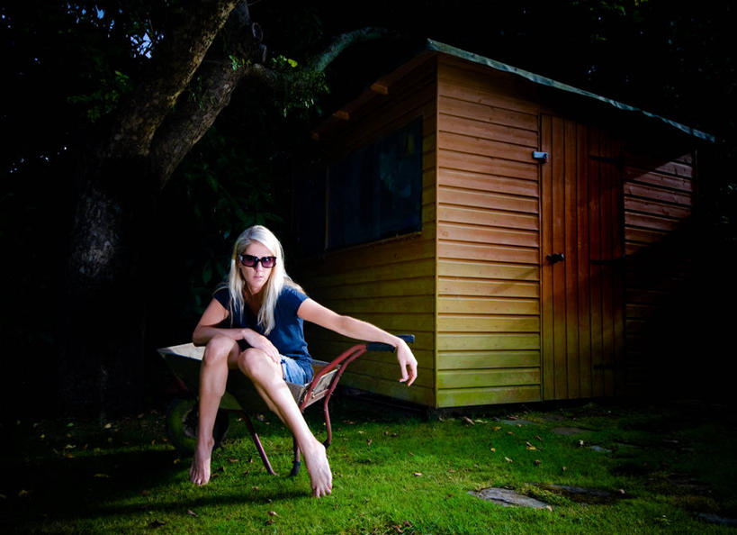 成年人,中年人,一个人,菜园,坐,横图,室外,白天,夜晚,信心,英国,欧洲,伦敦,仅一个女性,仅一个人,短裤,首都,T恤,休闲装,英格兰,棚,太阳镜,仅一个中年女性,赤脚,摄影,西欧,北欧,肖像,大不列颠,独轮手推车,大不列颠及北爱尔兰联合王国,大不列颠及爱尔兰联合王国,雾都,英吉利,大伦敦,温布尔登,温布尔顿,女人,女性,中年女性,彩图,大不列颠王国,大英帝国,联合王国,日不落帝国,默顿区