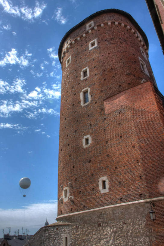 无人,竖图,室外,白天,仰视,旅游,建筑,波兰,城堡,塔,历史,热气球,摄影,罗马式,克拉科夫,小波兰省,彩图,低角度拍摄,旅行,瓦维尔主教座堂