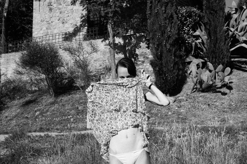 成年人,一个人,站,横图,黑白,室外,白天,正面,美景,意大利,仅一个年轻女性,仅一个女性,仅一个人,起飞,花纹,景观,拿着,草,自然,景色,人体,摄影,灌木,隐藏,南欧,自然风光,肖像,出示,无忧无虑,年轻女性,女人,女性,年轻人,美人,太阳裙