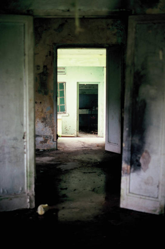 无人,竖图,室内,白天,建筑,新加坡,废弃,堆积,破碎,门口,破坏,破损,摄影,报废,粉碎,风化,损坏,废物,销毁,毁坏,丢弃,毁灭,放弃,抛弃,摧毁,摈弃,风蚀,石化,风蚀地貌,岩石层,烧毁,岩石,彩图,屏弃,摈斥,摒除