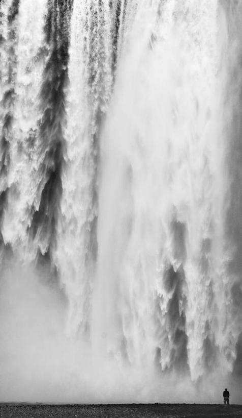 一个人,站,竖图,室外,白天,瀑布,欧洲,冰岛,喷,飞溅,朦胧,模糊,溅,摄影,北欧,比例,冰岛共和国,彩图