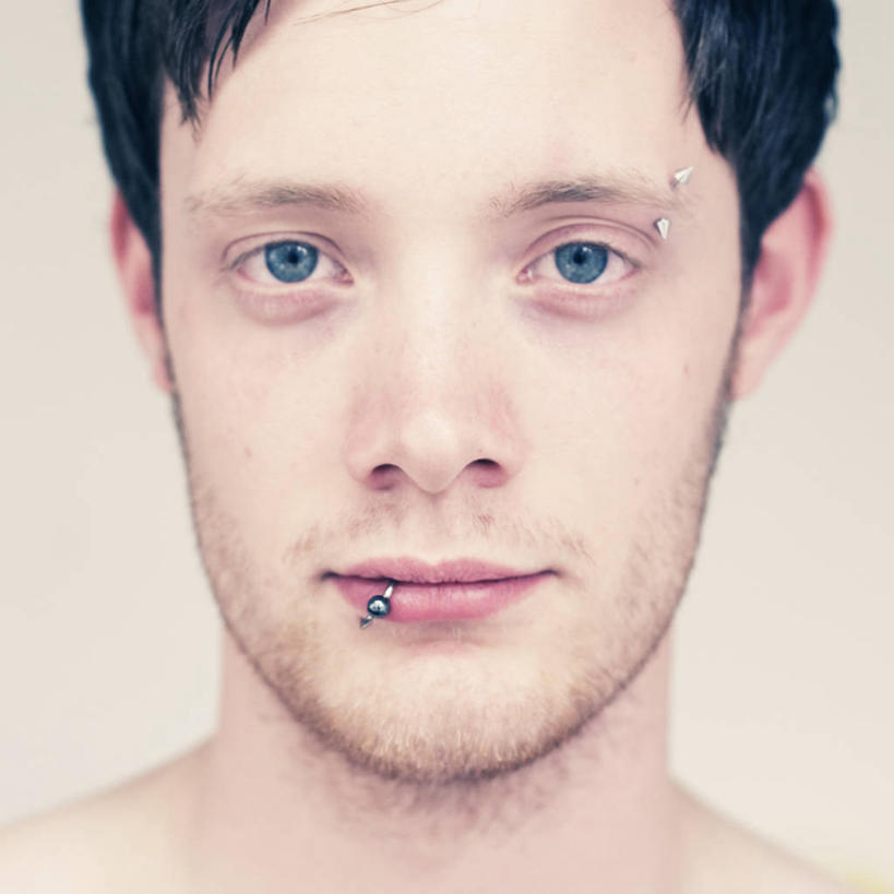 成年人,眉毛,头发,一个人,方图,特写,正面,满意,信心,英国,仅一个男性,仅一个人,米色背景,仅一个年轻男性,黑色,个性,人体,摄影,头像,北欧,肖像,诺福克,男人,男性,年轻男性,年轻人,嘴唇,彩图,影棚拍摄,胡茬,态度