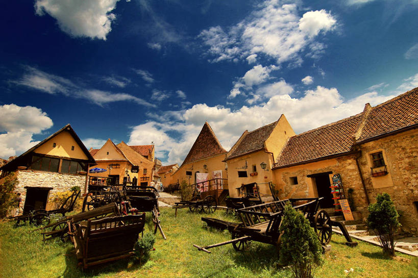 无人,横图,室外,白天,城市,建筑,罗马尼亚,房屋,云,马车,草,天空,地标建筑,摄影,彩图,旅行,时代,过去