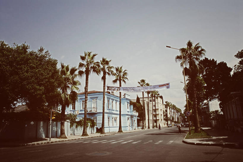 无人,横图,阶调图片,室外,白天,道路,建筑,路,公路,棕榈树,格鲁吉亚,公寓,交通,天空,摄影,褪色,宁静,万里无云,马路,彩图,旅行,外高加索