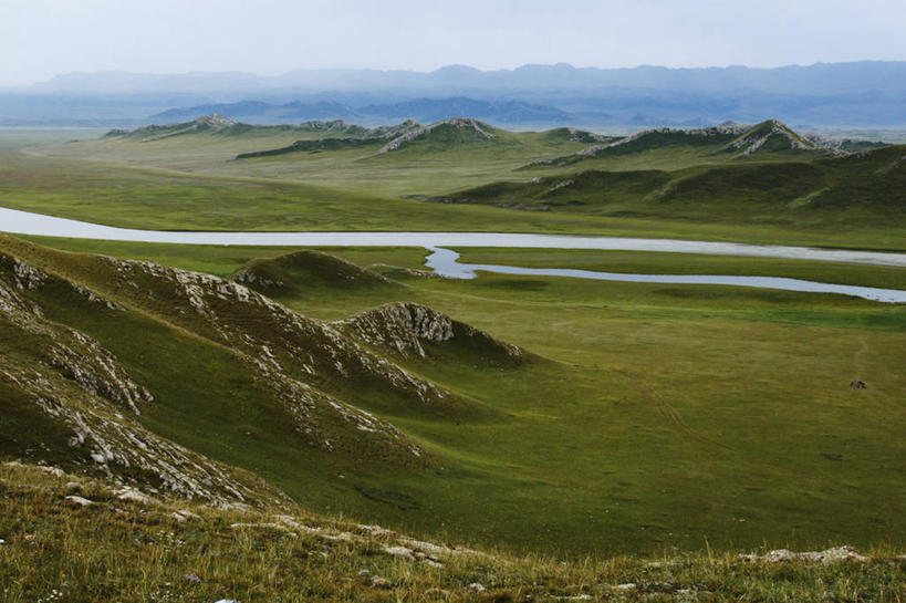 无人,横图,俯视,室外,白天,旅游,度假,河流,美景,山,山脉,地平线,地形,景观,流水,辽阔,地面,娱乐,草,风景,自然,享受,休闲,广阔,景色,放松,摄影,宁静,一望无际,国家公园,自然风光,延伸,天地相交,新疆维吾尔自治区,无边无际,一马平川,自然保护区,天山山脉,彩图,高角度拍摄