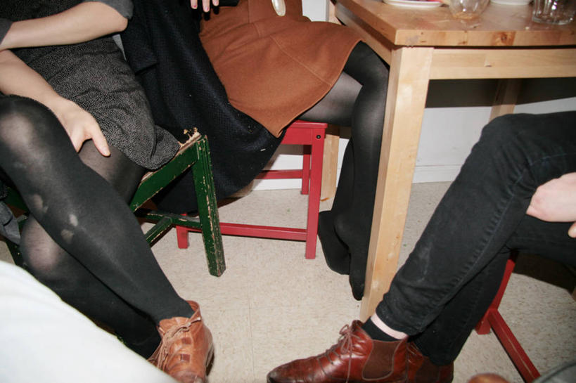 成年人,腿,一个人,三个人,坐,说,横图,室内,裙子,聚会,讨论,桌子,椅子,纽约,美国,仅一个年轻女性,仅一个女性,仅一个人,二郎腿,休闲装,人体,摄影,裤袜,交流,年轻女性,女人,女性,年轻人,沟通,讲话,交谈,商讨,说话,谈话,彩图,紧身牛仔裤