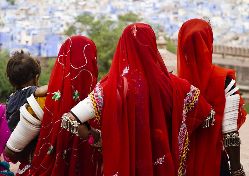 婴儿,儿童,成年人,四个人,站,横图,室外,度假,纯洁,美景,城市风光,城市,印度,头巾,头饰,景观,娱乐,小孩,背面,红色,发饰,叉腰,享受,休闲,景色,放松,可爱,摄影,活泼,运送,宝宝,纯真,烂漫,无邪,印度文化,纱丽,拉贾斯坦邦,焦特普尔,印度次大陆,伶俐,天真,女人,孩子,半身,彩图,传统服装