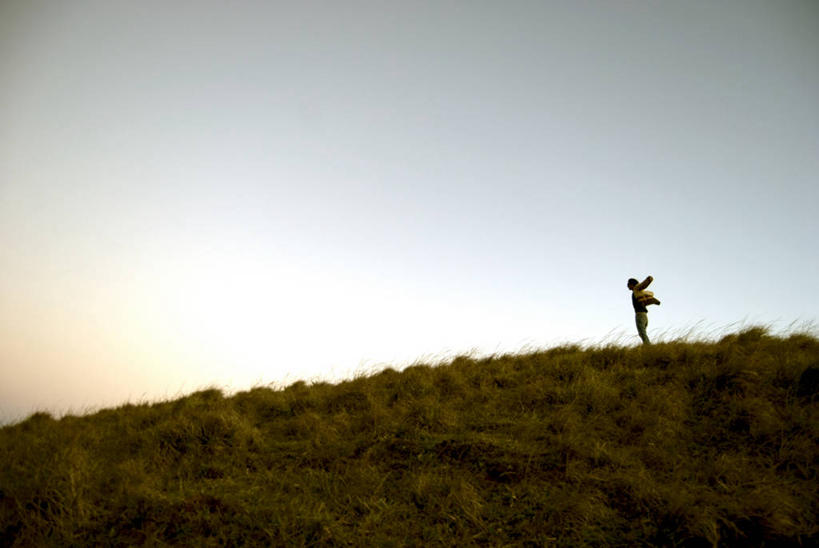 成年人,一个人,站,举,横图,室外,侧面,自由,山,风,哥斯达黎加,仅一个男性,仅一个人,地平线,辽阔,地面,仅一个年轻男性,天空,托,广阔,摄影,一望无际,北美,北美洲,中美洲,延伸,美洲,剪影,首府,天地相交,北亚美利加洲,亚美利加洲,哥斯达黎加共和国,无边无际,一马平川,男人,男性,年轻男性,年轻人,举起,举手,举着,向上举,向上伸,向上托,彩图,阿拉胡埃拉省,独处,阿拉胡埃拉