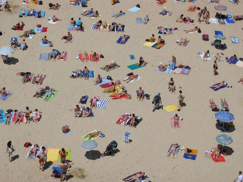 人群,横图,俯视,航拍,室外,白天,度假,日光浴,西班牙,阴影,伞,雨伞,遮阳伞,阳伞,毛巾,夏天,放松,摄影,太阳伞,鸟瞰,群众,伊比利亚半岛,海滩,休闲活动,彩图,高角度拍摄,旅行,海滩巾