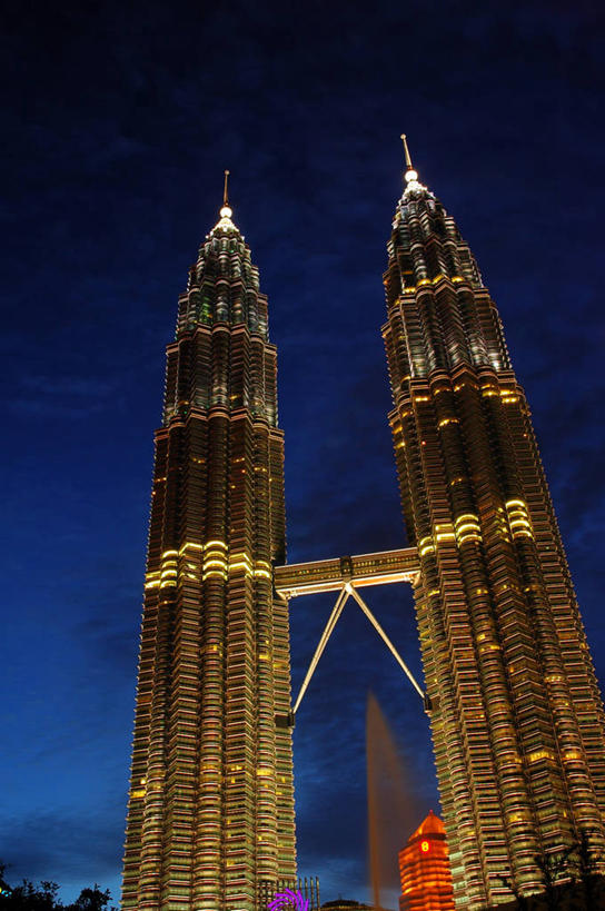 无人,竖图,室外,仰视,城市,建筑,摩天大楼,马来西亚,亚洲,光亮,首都,黄昏,地标建筑,办公大楼,摄影,东南亚,照亮,双子塔,吉隆坡,双子星塔,吉隆坡石油双塔,吉隆坡双子星塔,佩重纳斯大厦,印度支那,马来西亚联邦,彩图,低角度拍摄,旅行,双峰塔,马来文化
