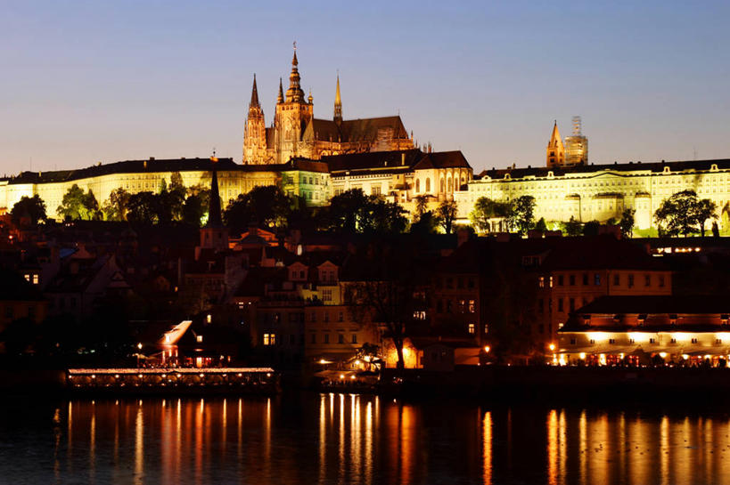 无人,横图,室外,运动模糊,长时间曝光,度假,河流,美景,天际线,城市风光,城市,建筑,欧洲,捷克,反射,城堡,景观,光亮,首都,娱乐,黄昏,地标建筑,享受,休闲,景色,放松,摄影,照亮,哥特式风格,中欧,捷克共和国,波西米亚,布拉格,赫拉德卡尼城堡,赫拉德卡尼皇宫,伏尔塔瓦河,彩图,旅行,大教堂