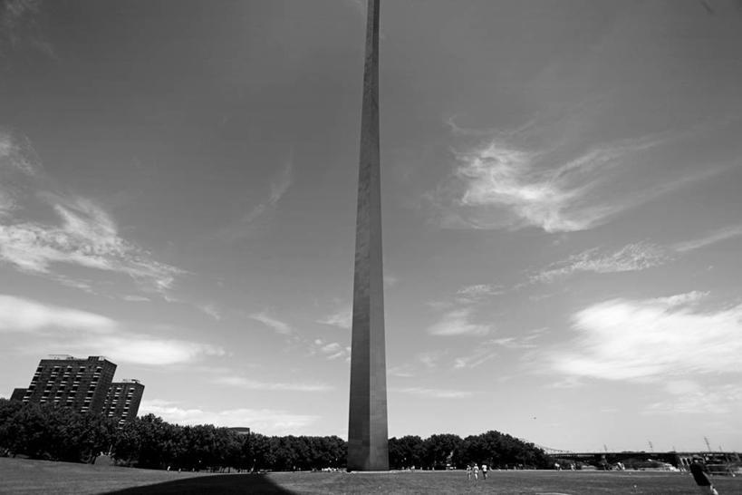 公园,横图,黑白,室外,白天,仰视,建筑,美国,地平线,云,辽阔,地面,历史,广阔,办公大楼,摄影,巨大,庞大,一望无际,北美,北美洲,延伸,美洲,天地相交,北亚美利加洲,亚美利加洲,密苏里,圣路易斯拱门,无边无际,一马平川,宏大,硕大,伟大,低角度拍摄,美利坚合众国
