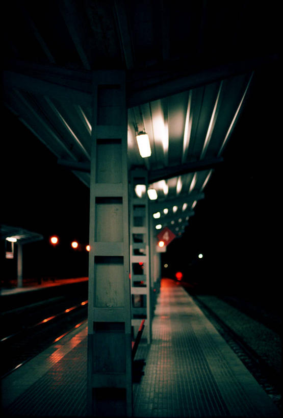 无人,火车站,竖图,室外,夜晚,消失点,建筑,车站,西班牙,柱子,站台,光亮,首都,月台,马德里,运输,摄影,照亮,透视图,马德里省,伊比利亚半岛,彩图,铁路车站,铁路站