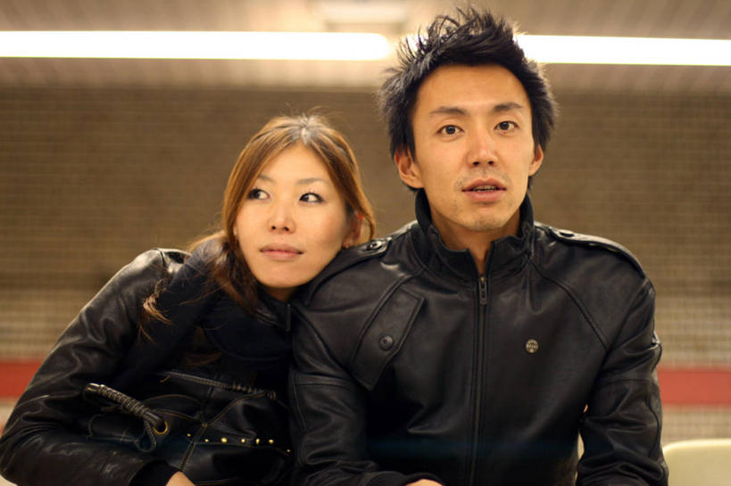 成年人,中年人,两个人,坐,横图,室内,正面,东京,日本,服装,地铁站,皮革,青山,关东地区,首都,注视,外套,衣服,观察,看,斜视,摄影,服饰,观看,照亮,察看,夹克,衣着,夹克衫,鄙视,穿着,关注,皮夹克,等,东亚,藐视,讽刺,蔑视,嘲笑,港区,衣饰,茄克,异性恋,年轻女性,中年男性,中国人,年轻人,外衣,半身,彩图,爱,短外衣