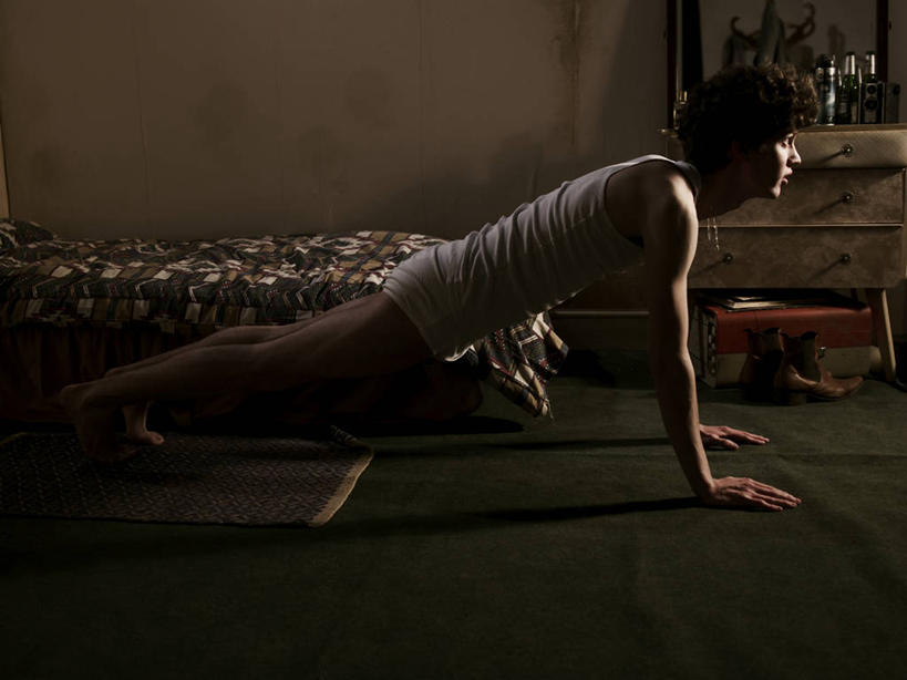 成年人,一个人,俯卧撑,横图,室内,侧面,锻炼,床,卧室,英国,仅一个男性,仅一个人,内衣,背心,仅一个年轻男性,摄影,北欧,男人,男性,年轻男性,年轻人,彩图