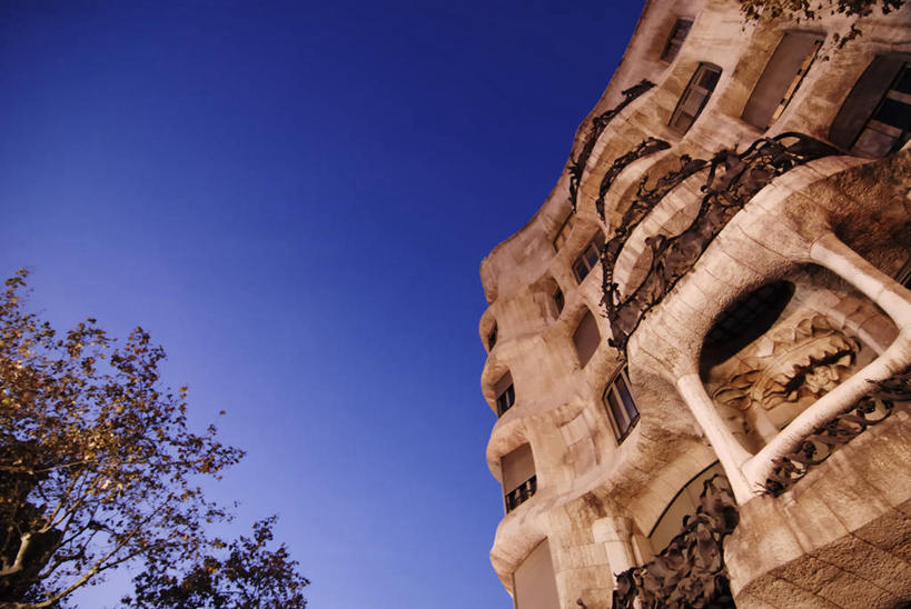 无人,工程师,建筑师,横图,室外,白天,仰视,建筑,西班牙,巴塞罗那,艺术,枝,天空,地标建筑,摄影,创造力,加泰隆尼亚,采石场,格拉西亚大道,伊比利亚半岛,万里无云,管理,建筑工程师,设计,彩图,低角度拍摄,旅行,画则师,图则师,则师,评估,人员,巴塞罗那省,安东尼奥.高迪,高迪