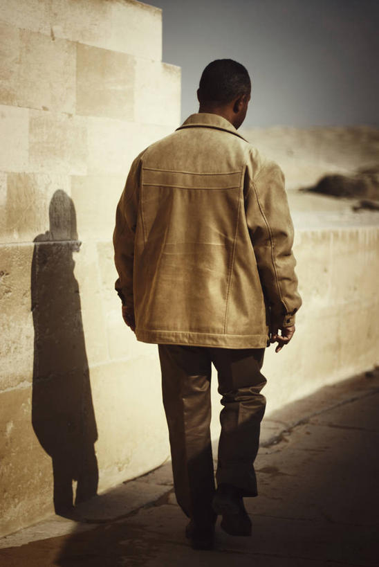 成年人,一个人,竖图,室外,白天,沙漠,埃及,开罗,仅一个男性,阴影,围墙,首都,外套,废墟,背面,摄影,中东,北非,埃及文化,古代文明,步行,彩图,独处,过去