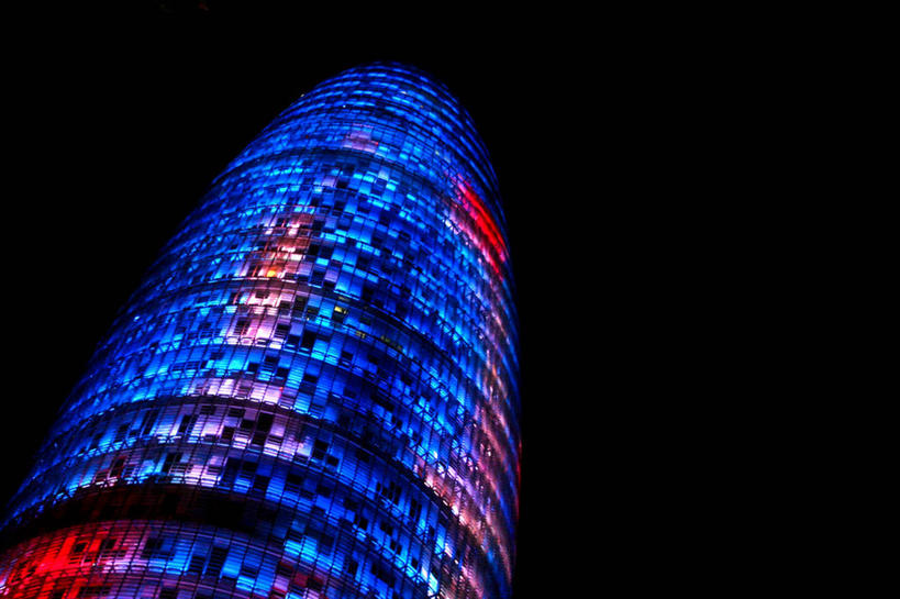 无人,横图,室外,夜晚,仰视,窗户,建筑,摩天大楼,西班牙,巴塞罗那,反射,光亮,现代,办公大楼,摄影,照亮,伊比利亚半岛,阿格巴塔,彩图,低角度拍摄,巴塞罗那省