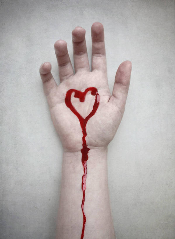 成年人,手,一个人,竖图,室内,神秘,仅一个男性,仅一个人,灰色背景,仅一个年轻男性,血液,生物,人体,摄影,部分,痛苦,男人,男性,年轻男性,年轻人,心型,彩图,影棚拍摄