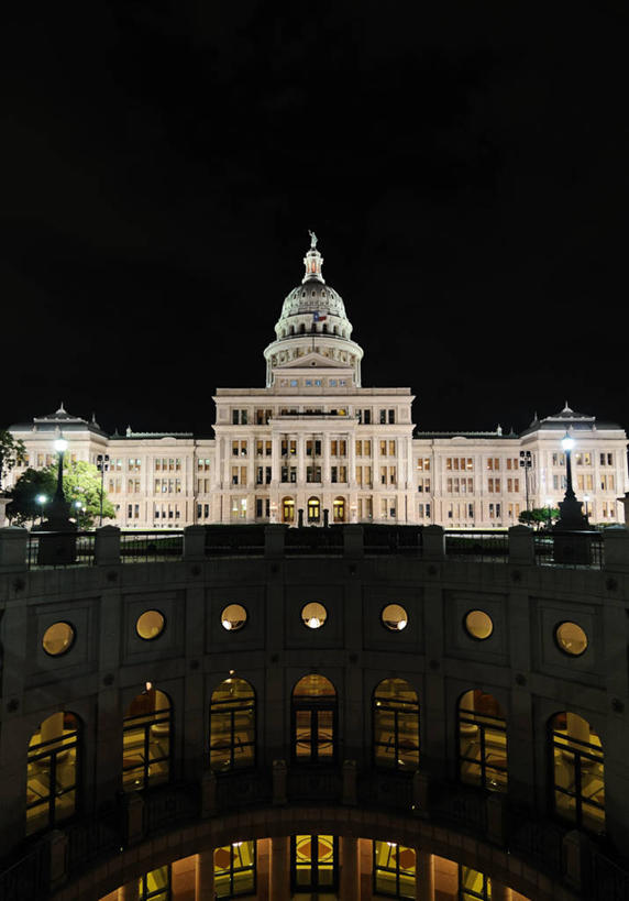 无人,竖图,室外,夜晚,仰视,窗户,城市,建筑,美国,帐篷,国会大厦,天空,摄影,照亮,露营,野营,宿营,彩图,低角度拍摄