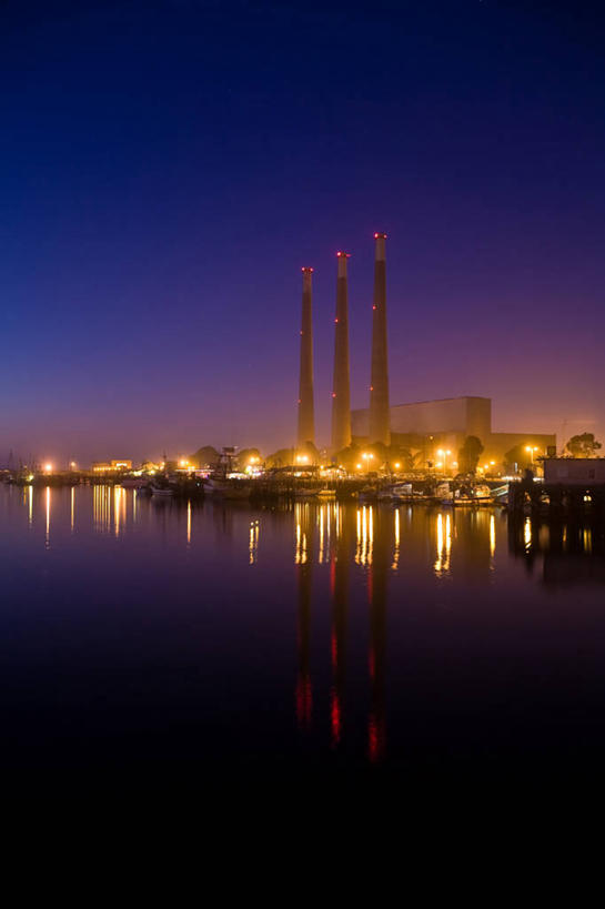 无人,工厂,竖图,室外,度假,烟囱,河流,美景,水,天际线,城市风光,城市,建筑,路灯,美国,反射,景观,流水,水面,光亮,娱乐,天空,黄昏,享受,休闲,发电站,景色,放松,摄影,照亮,北美,北美洲,照明设备,加利福尼亚,美洲,工业建筑,万里无云,北亚美利加洲,亚美利加洲,莫罗贝,彩图,旅行,美利坚合众国