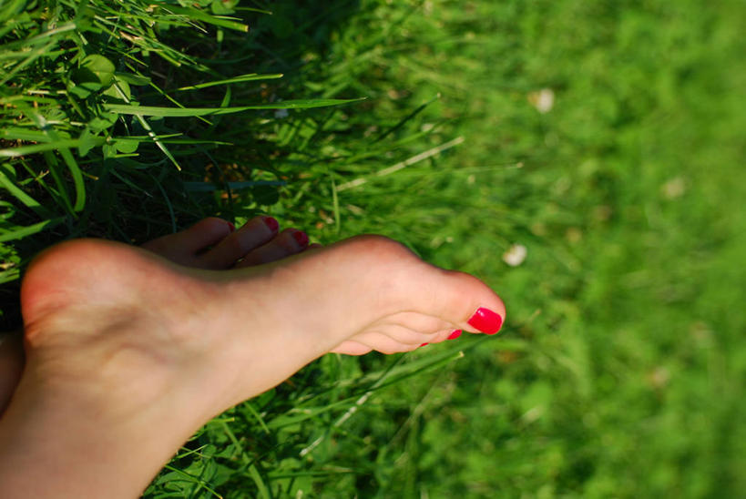 成年人,一个人,横图,室外,特写,白天,自由,波兰,仅一个女性,首都,指甲油,草,红色,夏天,赤脚,放松,人体,摄影,部分,化妆用品,足,华沙,马佐夫舍,无忧无虑,彩图
