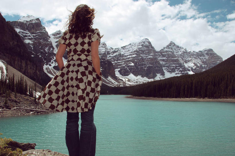 西方人,成年人,中年人,老年人,一个人,站,横图,室外,白天,度假,湖,山脉,雪,欧洲,加拿大,欧洲人,仅一个女性,仅一个人,地形,云,休闲装,背面,风景,夏天,仅一个中年女性,放松,摄影,宁静,班夫国家公园,亚伯达,班夫,自然地理,女人,女性,中年女性,白种人,长发,彩图,梦莲湖,乱发