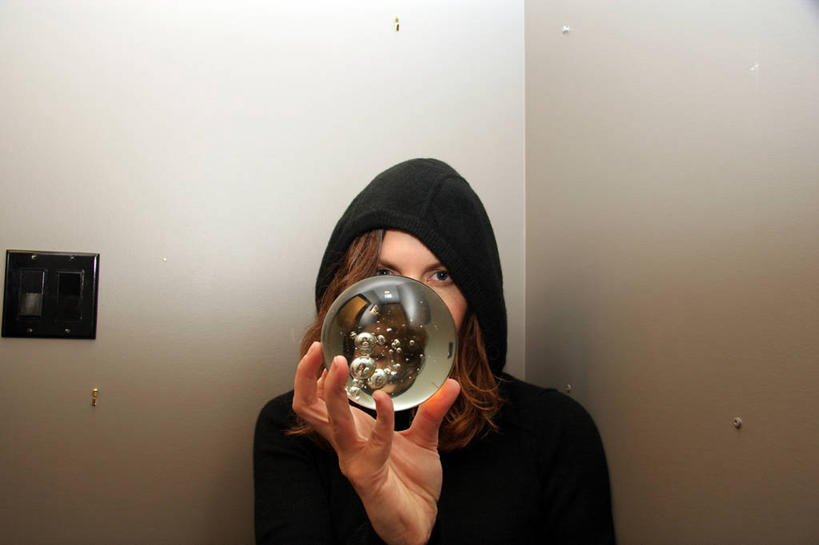 成年人,中年人,脸,头,脸颊,一个人,横图,室内,白天,神秘,加拿大,仅一个女性,仅一个人,服装,角落,拿着,休闲装,肩膀,衣服,仅一个中年女性,休闲,休闲服,连帽衫,水晶球,遮,遮掩,摄影,服饰,掩盖,遮挡,肖像,出示,帽衫,遮盖,掩饰,卡尔加里,预测,亚伯达,女人,女性,中年女性,头部,脸部,脸蛋,面部,彩图