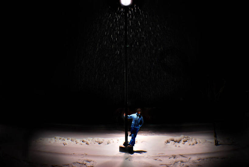 西方人,成年人,一个人,站,横图,室外,夜晚,留白,正面,路灯,欧洲,美国,欧洲人,仅一个年轻女性,仅一个女性,仅一个人,下雪,天气,拿着,蓝色,鸭舌帽,寒冷,摄影,聚光灯,聚光,年轻女性,女人,女性,白种人,年轻人,彩图,冬衣