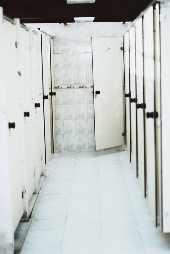 无人,竖图,室内,白天,重复,衣帽间,建筑,欧洲,一排,整齐,排列,白色,打开,更衣间,试衣间,摄影,开启,队列,选择,更衣室,彩图