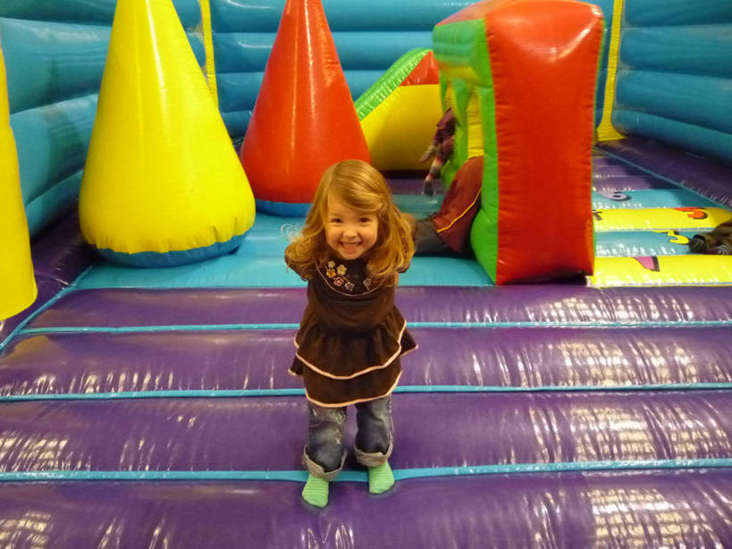 西方人,儿童,头发,一个人,站,笑,微笑,露齿笑,横图,室内,白天,正面,快乐,幸福,纯洁,英国,欧洲,欧洲人,仅一个女性,仅一个人,休闲装,小孩,仅一个小孩,金色,可爱,童年,童趣,摄影,北欧,肖像,童真,烂漫,无邪,天真,女孩,女人,女性,白种人,孩子,长发,彩图,充气城堡,女生