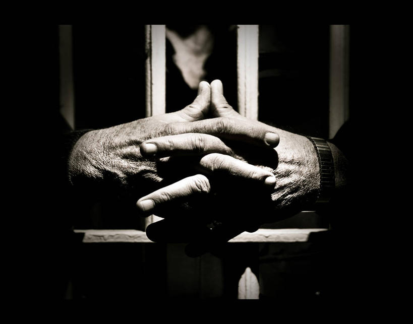 成年人,老年人,手,一个人,握手,横图,黑白,室内,特写,正面,美国,仅一个男性,仅一个人,仅一个中年男性,黑色背景,监狱,人体,摄影,部分,犯人,牢房,新墨西哥,圣达菲,男人,男性,中年男性,搀手,拉手,手拉手,手握手,暗调