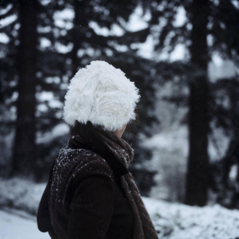 西方人,成年人,脸,头,脸颊,一个人,站,方图,室外,白天,侧面,旅游,度假,寂寞,美景,森林,雪,欧洲,美国,欧洲人,仅一个年轻女性,仅一个女性,仅一个人,景观,冬天,娱乐,肩膀,自然,享受,休闲,景色,放松,寒冷,摄影,宁静,自然风光,波特兰,裘皮帽,年轻女性,女人,女性,白种人,年轻人,头部,脸部,脸蛋,面部,彩图