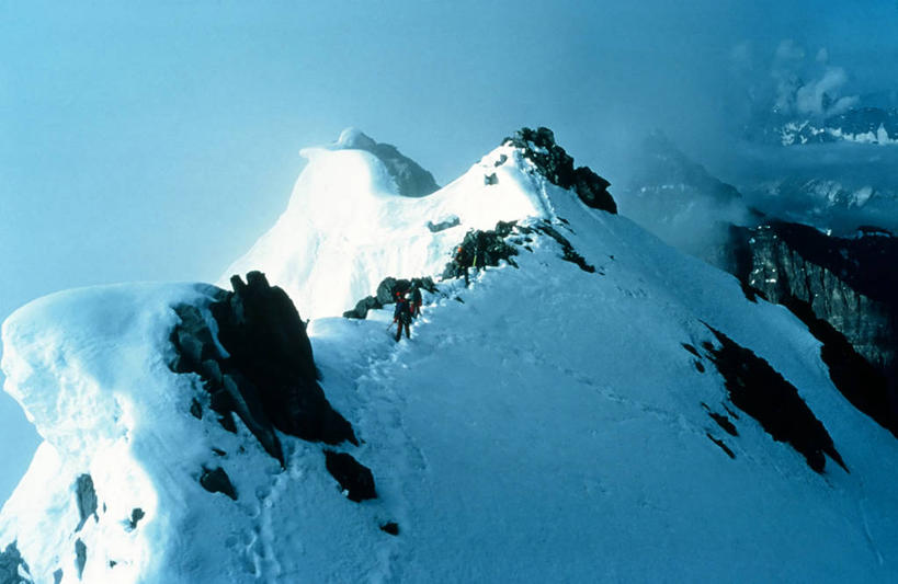 两个人,攀登,横图,俯视,航拍,室外,白天,探险,风险,雪山,加拿大,脚印,云,自然,摄影,鸟瞰,挑战,班夫国家公园,洛矶山脉,亚伯达,露易斯湖,彩图,高角度拍摄