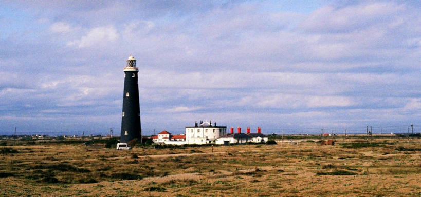 无人,横图,全景,室外,白天,道路,建筑,英国,信息,沙子,地形,海岸线,云,灯塔,交通,方向,摄影,引导,指导,指引,航标,肯特,邓杰内斯蟹,危险,彩图,导航