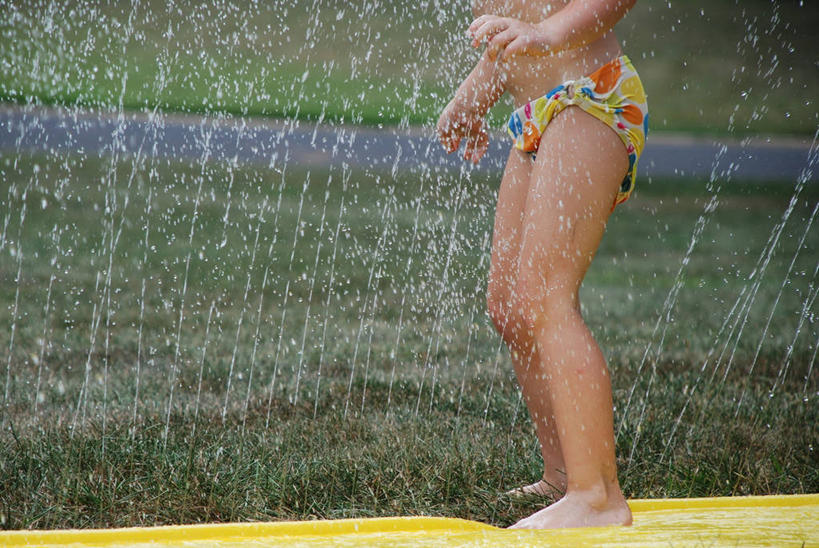 儿童,一个人,站,横图,室外,白天,留白,侧面,泳装,比基尼,纯洁,草坪,喷泉,仅一个女性,仅一个人,湿,圆点,小孩,夏天,仅一个小孩,可爱,童年,童趣,摄影,童真,烂漫,无邪,韦恩斯伯勒,天真,女孩,女人,女性,孩子,彩图,三点式,泳衣,女生