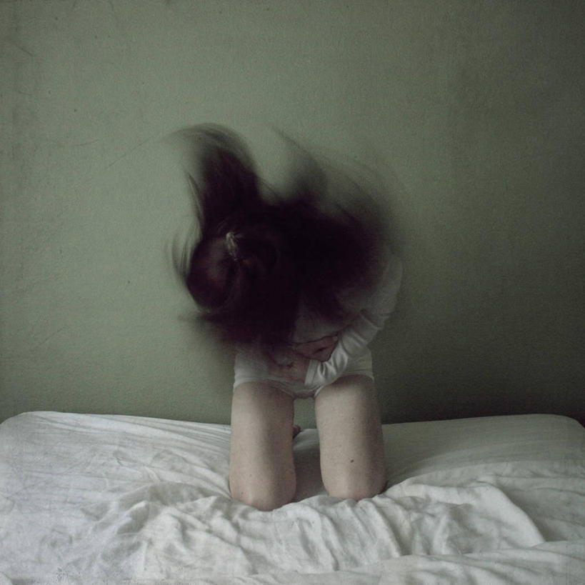 成年人,一个人,方图,室内,正面,运动模糊,床,卧室,仅一个年轻女性,仅一个女性,仅一个人,床单,白色,摄影,鞠躬,摇头,挫败,年轻女性,女人,女性,年轻人,长发,跪着,彩图,乱发