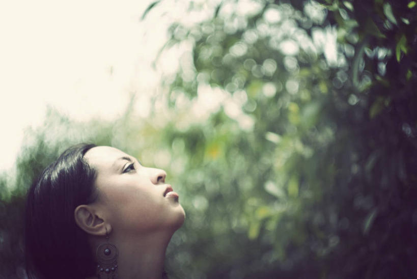 成年人,头发,一个人,横图,室外,白天,侧面,马来西亚,仅一个年轻女性,仅一个女性,仅一个人,首都,黑色,向上看,思考,个性,摄影,头像,东亚人,吉隆坡,年轻女性,女人,女性,亚洲人,年轻人,仰头,彩图,白日梦