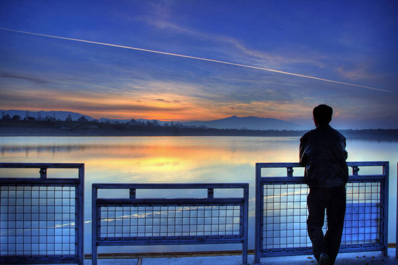 成年人,中年人,一个人,栏杆,站,横图,室外,旅游,度假,日出,湖,美景,美国,仅一个男性,仅一个人,仅一个中年男性,反射,地平线,景观,辽阔,地面,娱乐,背面,自然,靠,靠着,享受,休闲,广阔,思考,景色,放松,摄影,宁静,一望无际,北美,北美洲,早晨,加利福尼亚,自然风光,延伸,美洲,剪影,加州,加利福尼亚州,金州,黄金州,天地相交,北亚美利加洲,亚美利加洲,无边无际,一马平川,开端,男人,男性,中年男性,中国人,彩图,美利坚合众国,独处,阿拉梅达县,费利蒙,费利蒙市