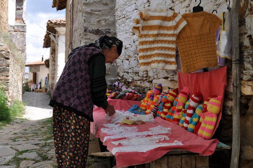 西方人,成年人,老年人,一个人,横图,室外,白天,侧面,毛衣,欧洲,欧洲人,仅一个女性,仅一个人,吊挂,悬挂,花纹,挂,货摊,摄影,布娃娃,仅一个老年女性,鞠躬,老年女性,女人,女性,白种人,商人,彩图