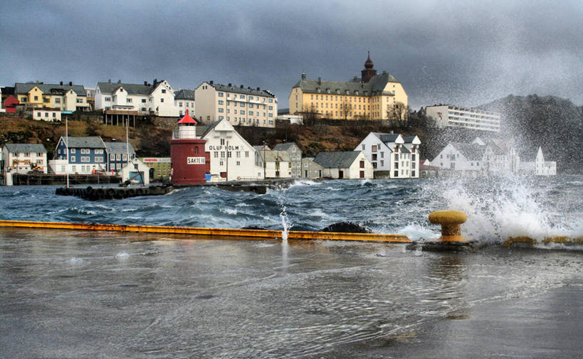 无人,码头,横图,室外,白天,海浪,水,风,道路,港口,建筑,挪威,欧洲,喷,飞溅,溅,信息,乌云,灯塔,交通,方向,波浪,春天,摄影,引导,指引,斯堪的纳维亚,北欧,斯堪的那维亚,斯堪的那维亚半岛,斯堪的纳维亚半岛,航标,挪威王国,潮汐,默勒.鲁姆斯达尔,默勒.鲁姆斯达尔郡,彩图,摆渡口,埠头,渡口,渡头,港湾,海港,货运码头,口岸,商港,导航