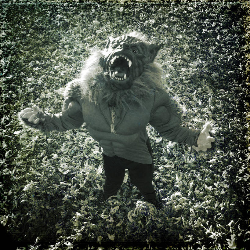 无人,站,举,方图,俯视,黑白,室外,白天,民族服装,叶子,美国,服装,古典,文化,传统,衣服,托,张嘴,万圣节,力量,摄影,服饰,怪异,古装,权威,恐怖,进攻,张大嘴巴,狼人,邪恶,韵味,惊骇,张开嘴,举起,举手,举着,向上举,向上伸,向上托,高角度拍摄,传统服装,民俗服,动物行为